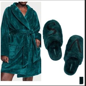 VICTORIA'S SECRET
Short Cozy Robe & Matching Slipper